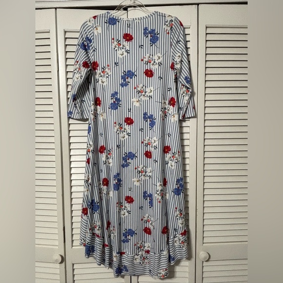 Elegant Floral Striped Blouse - Picture 3 of 3